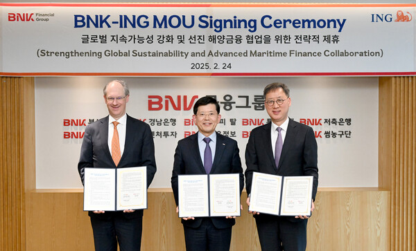 ▲24일 부산은행 본점에서 열린 BNK금융그룹-ING은행 글로벌 전략적 제휴 MOU 체결식. (사진 왼쪽부터) ING은행 필립 반 후프 한국 대표, BNK금융그룹 빈대인 회장, ING증권 손영창 서울 지점장. ⓒBNK금융