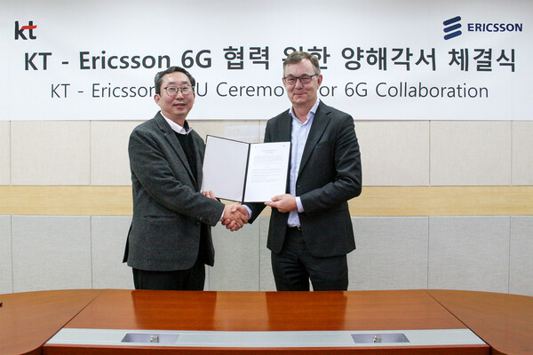 ▲KT-에릭슨 연구협력 관련 사진(왼쪽부터 KT 미래네트워크연구소장 이종식 전무, 에릭슨 울프 라이딘(Ulf Rydin) 6G&SW 제품 부문장ⓒKT