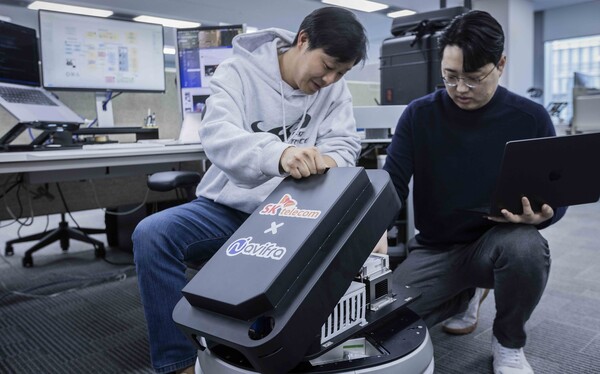 ▲SKT 구성원들이 VLAM Kit를 살피며 MWC25를 준비하는 모습ⓒSK텔레콤