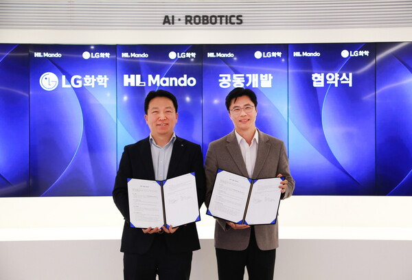 ▲LG화학 전자소재 사업부장 고경덕 상무(오른쪽)와 HL만도 센터장 최한규 상무가 업무협약식을 마치고 기념 촬영을 하고있다. ⓒLG화학