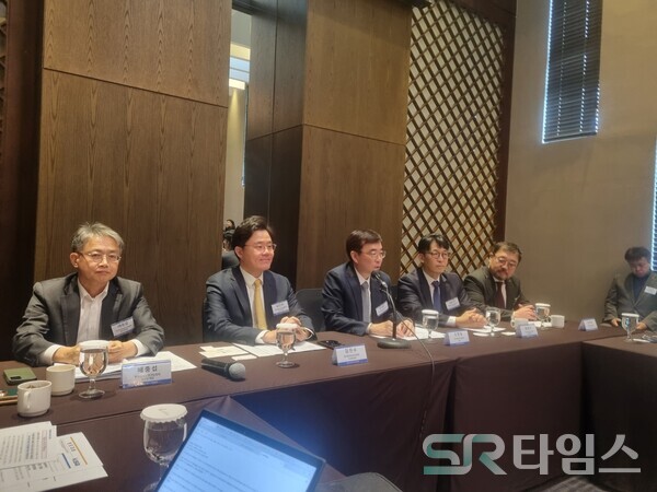 ▲(왼쪽부터) 배중섭 한국정보보호산업협회 상근부회장, 김진수 수석부회장, 조영철 회장, 배환국 소프트캠프 대표 겸 한국제로트러스트위원회 의장, 문성준 한국정보보호산업협회 감사가 25일 서울시 서초구 양재동 엘타워에서 열린 기자간담회에서 질의응답을 하고 있다. ⓒ문재호 기자