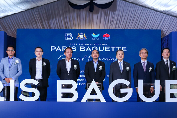 ▲25일(현지시각) 열린 ‘파리바게뜨 조호르 생산센터’ 준공식에서 기념촬영을 하고 있는 모습. 사진 왼쪽에서 네번째부터 온 하피즈 빈 가지(Onn Hafiz Bin Ghazi) 말레이시아 조호르주 주지사, 허영인 SPC그룹 회장, 여승배 주말레이시아 한국대사, 허진수 SPC그룹 사장. ⓒSPC