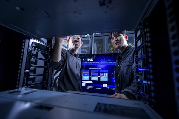 ▲SK텔레콤 직원들이 분당사옥 테스트베드에서 AI 기지국(AI-RAN) 시험 장비를 활용해 연구를 진행하는 모습ⓒSK텔레콤