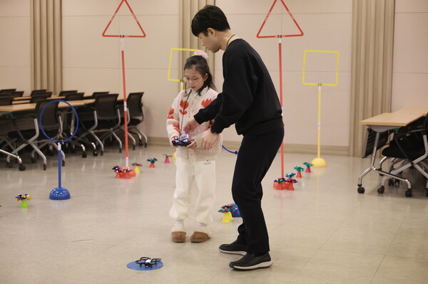 ▲한컴아카데미가 차세대 IT·SW 인재 양성을 목표로 진행한 ‘2025 한컴 주니어 드론 코딩 캠프’ 1기를 성공적으로 마쳤다. ⓒ한컴아카데미