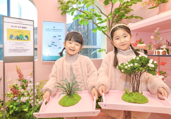 ▲서울 양천구 현대백화점 목동점 7층 보타닉 하우스에 마련된 ‘서울마이트리-내 나무 갖기’ 팝업을 찾아 캠페인에 참여한 어린이들 모습. ⓒ현대백화점그룹