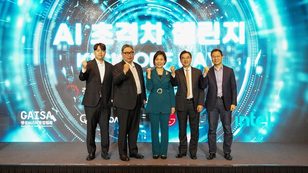 ▲(왼쪽에서 두번째)권오형 퀄컴 본사 수석 부사장 겸 아태지역 총괄 사장과 (가운데)오영주 중소벤처기업부 장관이 중소벤처기업부 및 창업진흥원이 개최한 ‘버티컬(Vertical) AI 초격차 챌린지’ 킥오프 데이에서 기념촬영을 하고 있다. ⓒ퀄컴