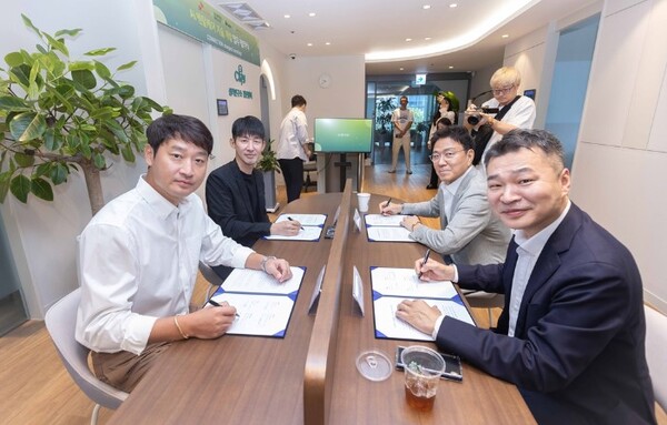 ▲(뒷줄 왼쪽부터 시계방향으로)이종민 SKT 미래R&D 담당, 심민보 튜링바이오 대표, 류한욱 이몰로지 대표, 홍주열 유쾌한프로젝트 대표. ⓒSK텔레콤