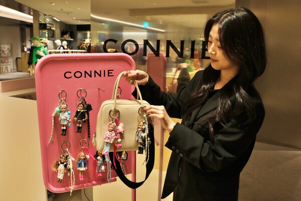 ▲코니 팝업스토어에서 주요 키링 제품을 매칭해 보는 모습. ⓒ롯데쇼핑