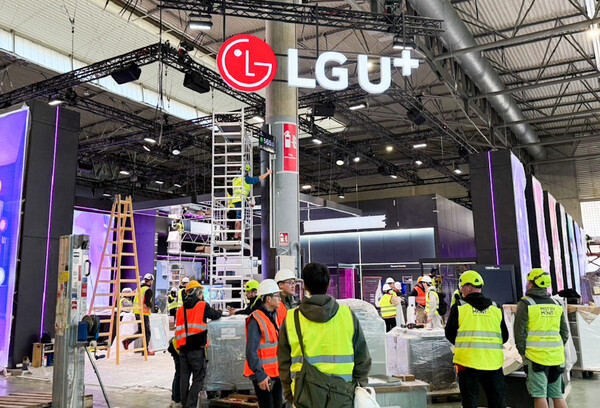 ▲LG유플러스 직원들이 스페인 바르셀로나 현지에서 MWC25 전시관 완성을 위해 분주한 모습.ⓒLG유플러스