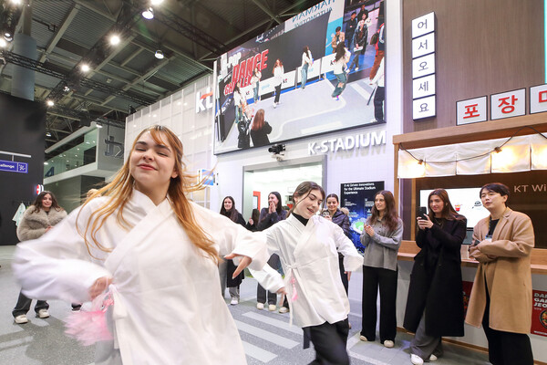 ▲KT 전시관 K-팝 댄스 챌린지에서 댄서들이 K-팝 춤을 추고 있다. ⓒKT