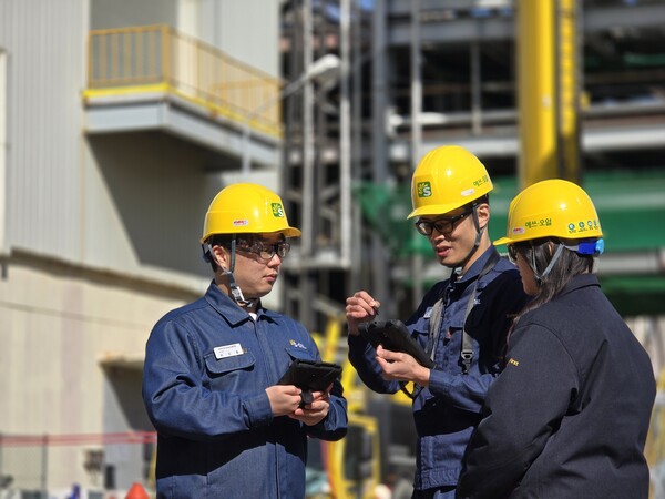 ▲에쓰오일 직원들이 온산공장에서 방폭태블릿으로 PSORMS 전자작업허가 업무를 수행하며 작업현장 위험성을 파악해 관리하고 있다. ⓒ에쓰오일
