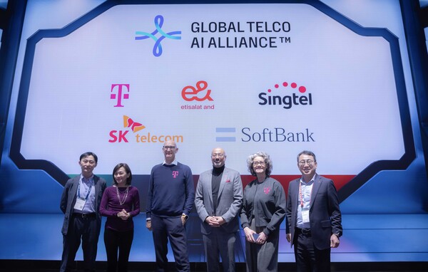 ▲SK텔레콤을 필두로 한 5개 글로벌 통신사의 AI 협의체 ‘글로벌 텔코 AI 얼라이언스’가 현지 시간 3일, MWC25에서 AI 협력 강화를 논의하고 로고를 첫 공개했다.ⓒSK텔레콤