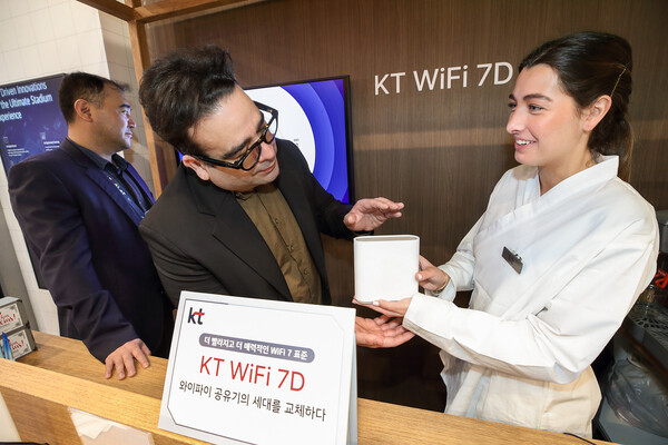 ▲MWC25 KT 전시장에서 KT관계자들이 와이파이 공유기 'KT WiFi 7D‘를 소개하고 있다.ⓒKT