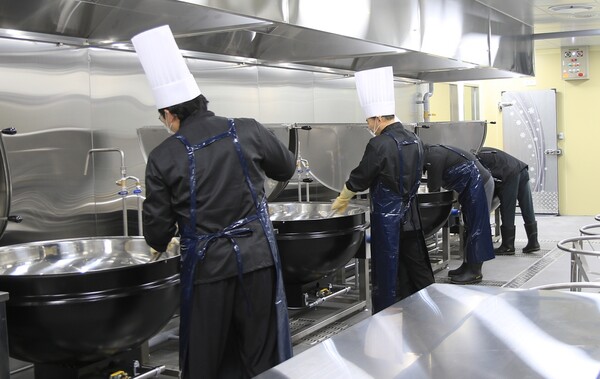 ▲CJ프레시웨이와 서진푸드가 조성한 실버 이동급식 조리시설에서 조리사들이 요리하는 모습. ⓒCJ프레시웨이