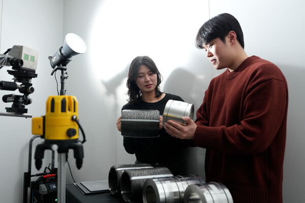 ▲포스코DX AI 연구원들이 판교사옥 광학실험실에서 코일 상하차 현장의 빛, 거리 등 물리 환경을 시험하고 있다. ⓒ포스코DX