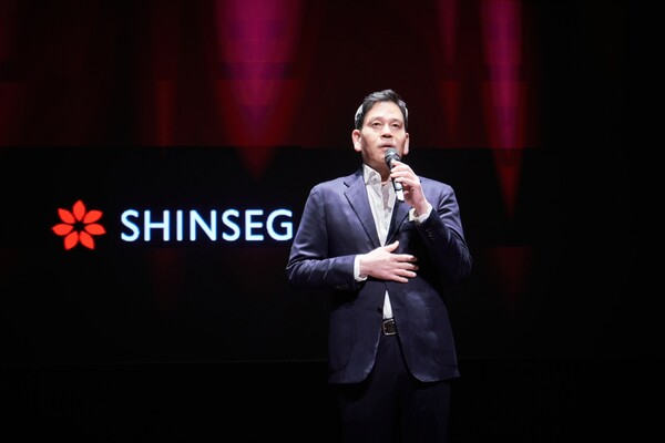 ▲정용진 신세계그룹 회장이 신세계 남산에서 열린 신입사원 수료식에 참석해 질의 응답을 하는 모습. ⓒ신세계그룹