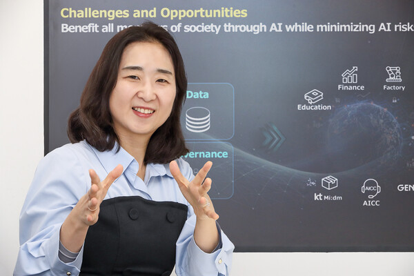 ▲KT AI 퓨처 랩장 배순민 상무(CRAIO)가 스페인 바르셀로나 MWC25 행사장에서 열린 주요 세션에 패널로 참석해 발표하고 있는 모습ⓒKT