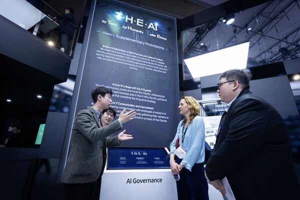 ▲SKT AI거버넌스 전담팀 구성원이 GSMA 관계자에게 SKT의 AI 거버넌스에 대해 설명하고 있는 모습ⓒSK텔레콤