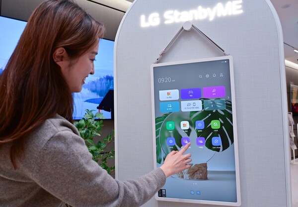 ▲ LG전자는 'LG 스탠바이미 2'를 오프라인에서 만나볼 수 있도록 전국 LG전자 베스트샵 순차 전시를 시작했다. 사진은 LG전자 베스트샵에서 뛰어난 이동성과 편리한 사용성을 더욱 강화한 스탠바이미 2의 다양한 활용씬을 체험해 보고 있다. ⓒLG전자