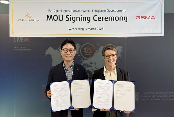 ▲지난 5일(현지시간) 스페인 바르셀로나에서 진행된 업무협약식에서 이창권 KB금융그룹 디지털·IT부문장(왼쪽)과 사라 위긴 GSMA 부사장이 기념촬영을 하고 있다. ⓒKB금융