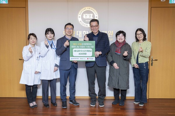 ▲한양대병원 공상훈 사회복지팀장(왼쪽에서 세번째)과 에쓰오일 한학규 강북지사 지사장(왼쪽 네번째)이 관계자들과 기념촬영을 하고 있다. ⓒ에쓰오일