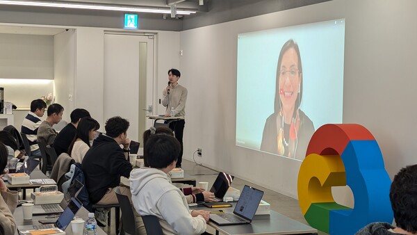 ▲구글 클라우드의 패트리샤 플로리시 박사(Ph.D)가 온라인을 통해 환영사를 전하고 있다. ⓒ카카오헬스케어