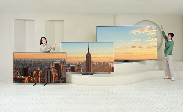 ▲삼성전자 모델이 초대형 프리미엄 TV를 소개하고 있다. ⓒ삼성전자