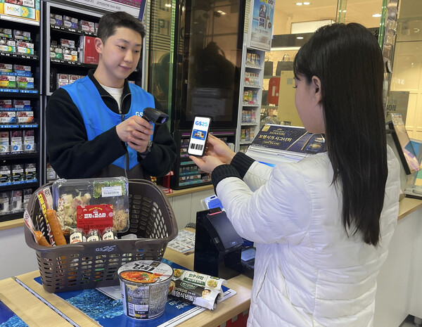 ▲GS25에서 모델이 GS25 모바일 금액권을 활용해 결제하고 있다. ⓒGS25