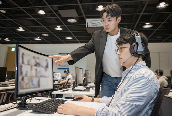 ▲2024년 10월 삼성전자 인재개발원(경기도 용인)에서 삼성전자 감독관이 삼성직무적성검사(GSAT) 응시자를 대상으로 예비 소집을 진행하고 있는 모습. ⓒ삼성