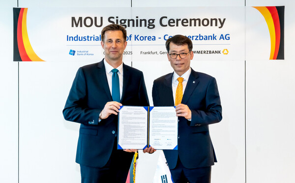 ▲지난 6일(현지시간) 독일 프랑크푸르트 코메르츠방크 타워에서 열린 업무협약식에서 김성태 IBK기업은행장(오른쪽)과 마이클 코츠바우어 코메르츠방크 부회장(왼쪽)이 기념촬영을 하고 있는 모습 ⓒ기업은행