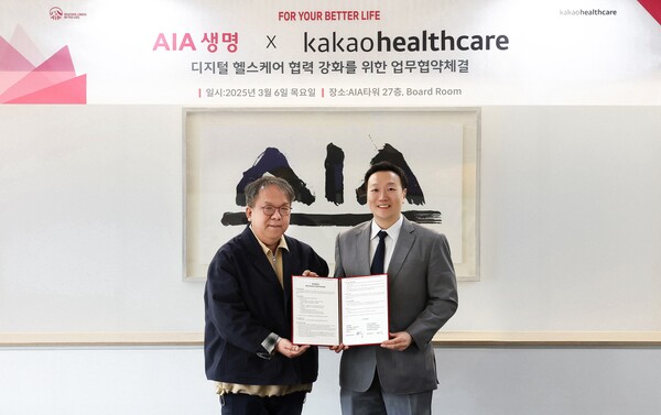 ▲지난 6일 서울 중구 AIA생명 본사에서 (왼쪽)황희 카카오헬스케어 대표이사와 네이슨 촹 대표이사가 디지털 헬스케어 협력을 위한 업무협약식에서 기념촬영을 하고 있다. ⓒ카카오헬스케어