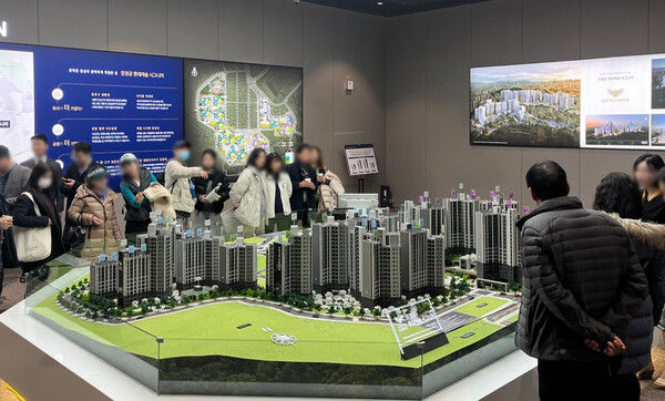 ▲방문객들이 견본주택을 둘러보는 모습. ⓒ롯데건설