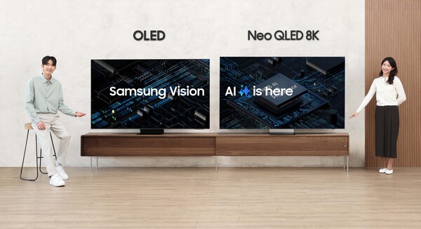 ▲삼성전자 모델이 2025년형 AI TV 신제품 'Neo QLED 8K(85QNF990)'와 'OLED(83SF95)'를 체험하고 있다. ⓒ삼성전자