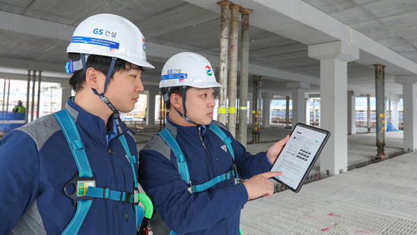 ▲건설 현장에서 AI기반 공사 매뉴얼 자이북을 활용하는 모습. ⓒGS건설