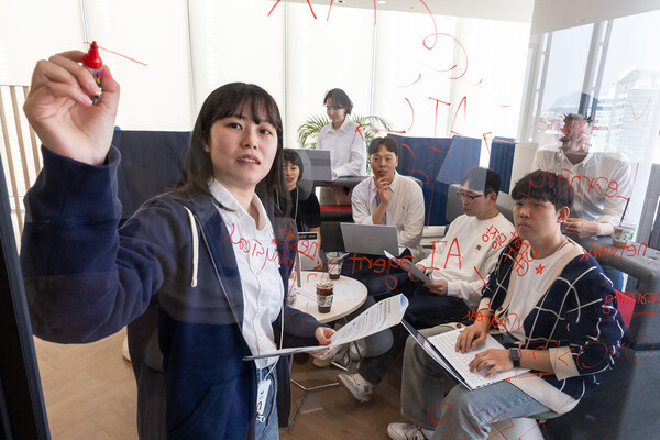 ▲ KT AX 딜리버리 전문센터 직원들이 글로벌 선도 기업 내 최고 전문가들과 공동 프로젝트를 준비하고 있는 모습ⓒKT