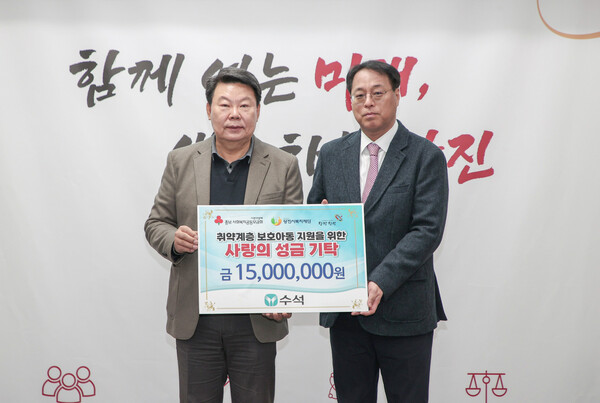 ▲박성근 수석 대표이사 사장(오른쪽)이 오성환 당진시장과 기념 촬영하는 모습. ⓒ동아쏘시오그룹