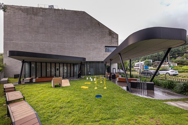 ▲국내 스타벅스 최초의 펫 프렌들리 매장인 더북한강R점 1층 공간. ⓒ스타벅스