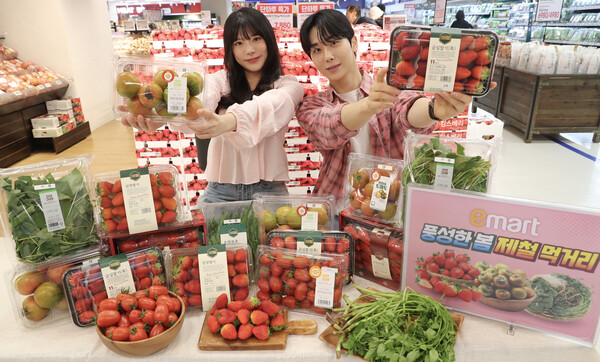 ▲ 3월 13일 오전 이마트 용산점에서 모델들이 '봄 제철 먹거리' 행사 상품을 소개하고 있다. ⓒ이마트