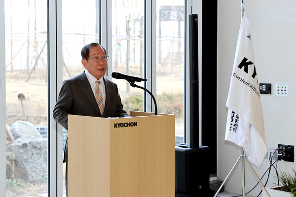 ▲교촌그룹 창립 34주년 기념식에서 권원강 회장이 창립기념사를 전하고 있다. ⓒ교촌그룹