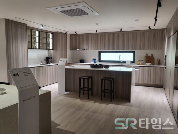 ▲디 셀렉션샵 내 스타일별 비교할 수 있도록 마련된 주방 모델. ⓒ최나리 기자