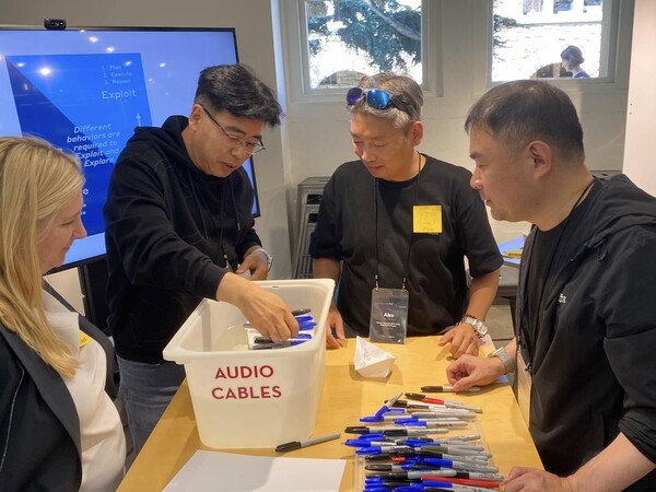 ▲‘GS 비욘드 혁신과정’에 참여한 GS건설 직원들이 스탠포드대 워크샵에 참여한 모습. ⓒGS건설