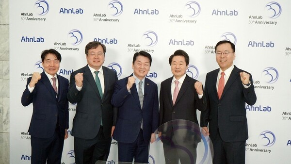 ▲안철수 창업자와 안랩 경영진이 창립 30주년 기념식장에서 기념촬영을 하고 있다.(왼쪽부터)안랩 김기인 부사장, 원유재 이사회의장, 안철수 창업자, 강석균 CEO, 이구범 사외이사ⓒ안랩