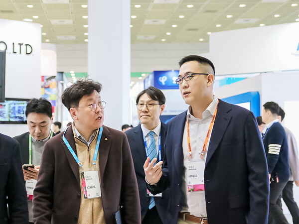 ▲김동선 한화 미래비전총괄 부사장이 부스 곳곳을 돌며 기술 현황을 점검하고 있다. ⓒ한화세미텍