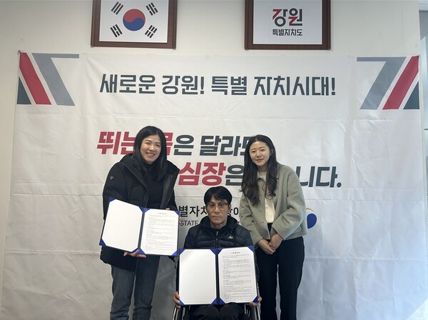 ▲14일 현대아산 관계자가 장애인선수 채용계약 후 기념 촬영을 하고 있다.  ⓒ 현대그룹