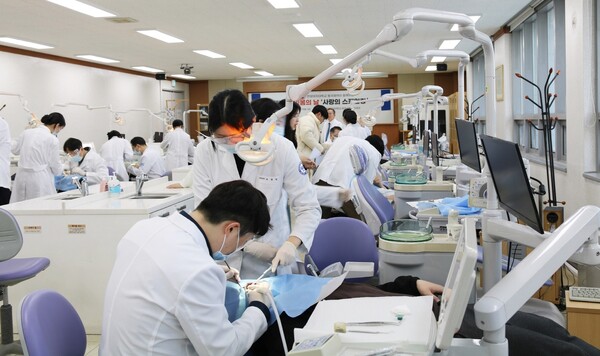 ▲사랑의 스케일링 봉사활동 현장. ⓒ