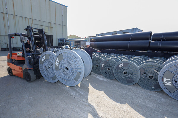 ▲KT 직원이 경기도 김포시에 위치한 아시아플라텍 공장에서 제조된 친환경 보빈을 점검하고 있다.ⓒKT