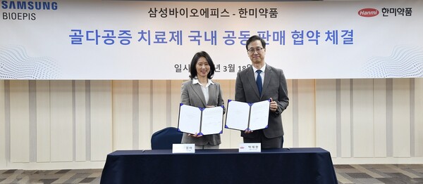 ▲삼성바이오에피스 김경아 사장과 한미약품 박재현 사장이 기념 촬영하는 모습(사진 왼쪽부터). ⓒ각 사