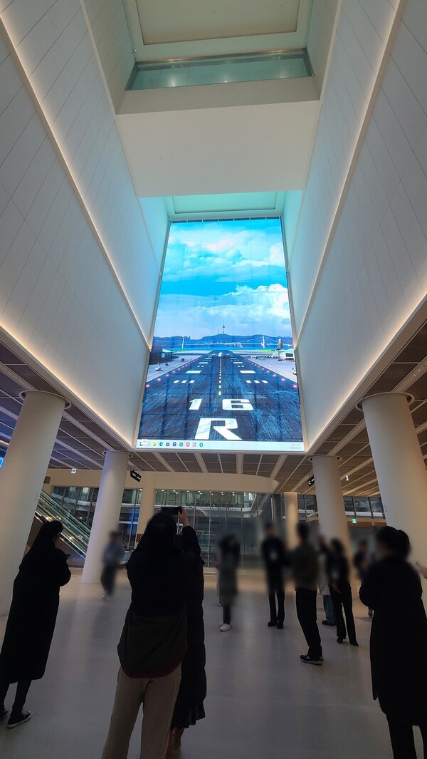 ▲공항 콘셉트로 꾸며진 놀유니버스 판교 신사옥 1층 리셉션. ⓒ박현주 기자