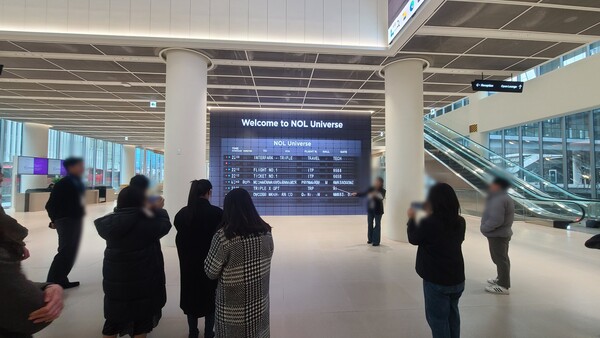 ▲공항 콘셉트로 꾸며진 놀유니버스 판교 신사옥 1층 리셉션. ⓒ박현주 기자.