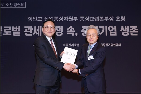 ▲정인교 통상교섭본부장(왼쪽) 에게 '글로벌 불확실성 시대, 무역·통상 환경 개선을 위한 중견기업 애로 해소 건의'를 전달하는 최진식 한국중견기업연합회 회장 ⓒ 중견련